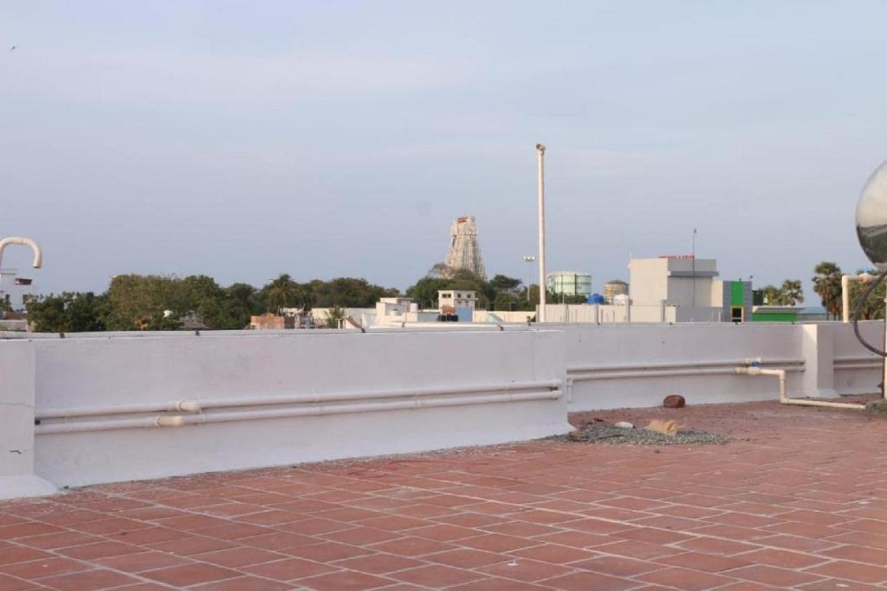 Saravanas Lodge Tiruchchendūr Exteriör bild