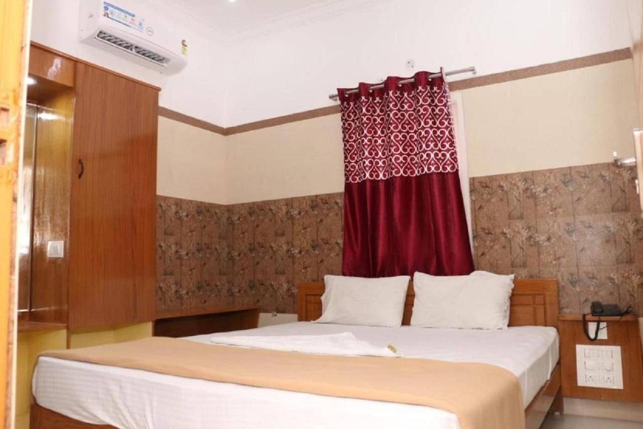 Saravanas Lodge Tiruchchendūr Exteriör bild